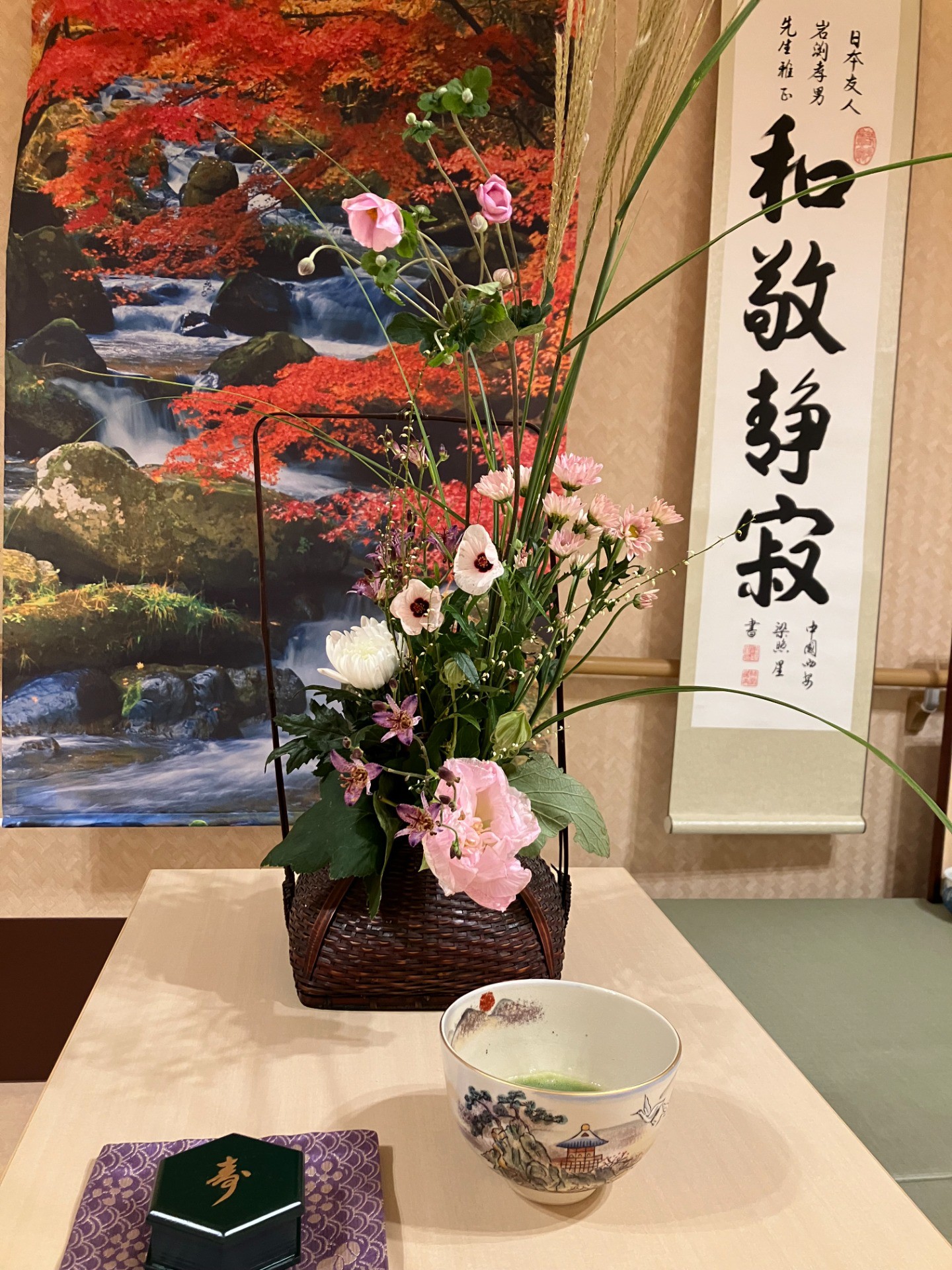 イルアカーサの秋のお茶会に飾った、すすきや菊などの季節の草花      Seasonal flowers displayed at Iruacasa’s autumn tea gathering 香合入れ  イルアカーサの秋のお茶会に飾った、亀甲柄の香合入れ     A tortoiseshell-patterned incense container case displayed at Iruacasa’s autumn tea gathering